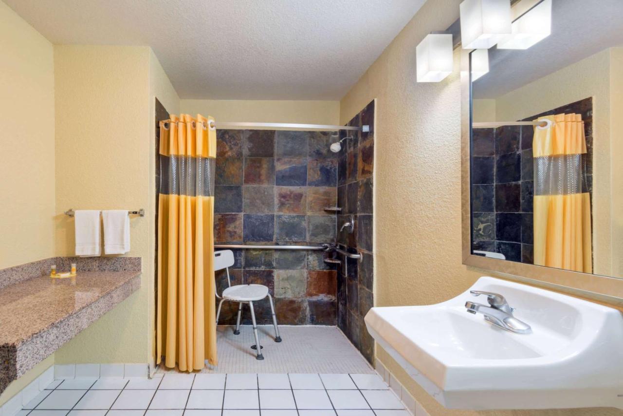 Days Inn By Wyndham Near Seaworld San Antonio Exterior foto